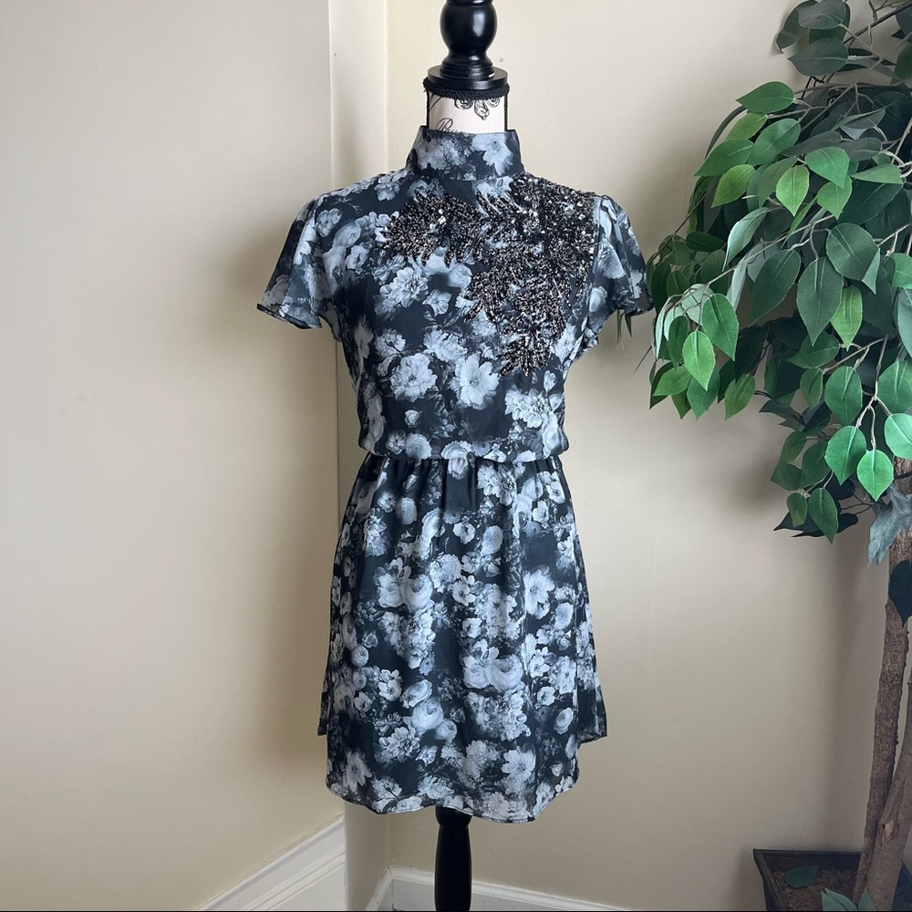 New Friends Colony Mock Neck Floral Beaded Short Sleeve Dress Gray Sz M